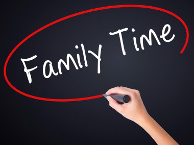 Kadın el yazma aile zaman şeffaf bo üzerinde bir marker ile
