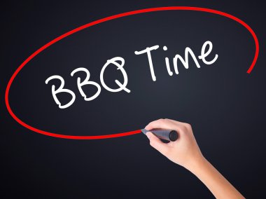 Kadın el yazma Barbekü zaman şeffaf kartı bir marker ile
