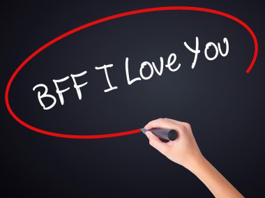 Kadın el BFF yazma bir marker ile üzerinde şeffaf seniseviyorum