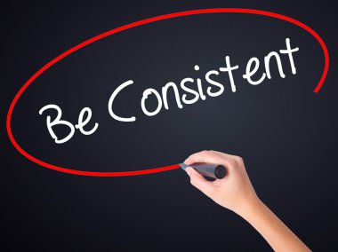 Kadın el yazma tutarlı üzerine saydam bir marker ile olmak 