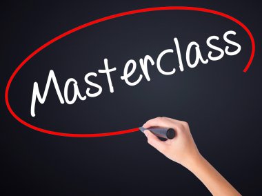Kadın el yazma Masterclass şeffaf bo üzerinde bir marker ile