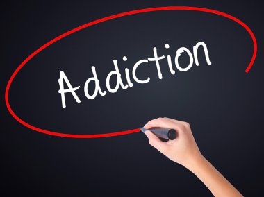 Kadın el yazma bağımlılığı şeffaf domuz üzerinde bir marker ile