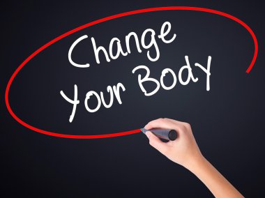 Kadın el yazma değiştir Your Body transpare üzerinde bir marker ile
