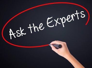 Kadın el ask uzmanlar bir marker ile transparen yazma