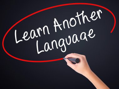 Kadın el yazma öğrenmek başka bir dil tra üzerinde bir marker ile