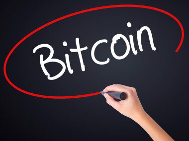 Kadın el yazma Bitcoin şeffaf kartı bir marker ile 