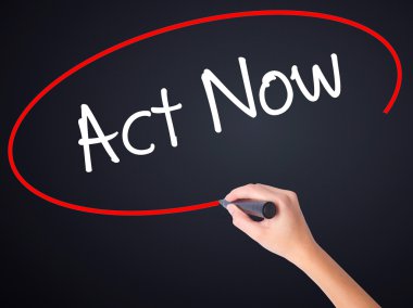 Kadın el yazma Act şimdi bir marker şeffaf kartı ile 