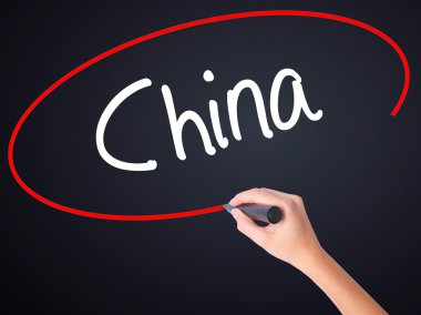 Kadın el yazma Çin şeffaf kartı bir marker ile 
