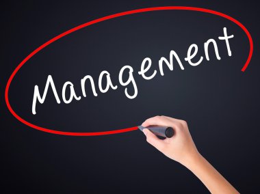 Kadın el yazma yönetimi saydam boa üzerinde bir marker ile