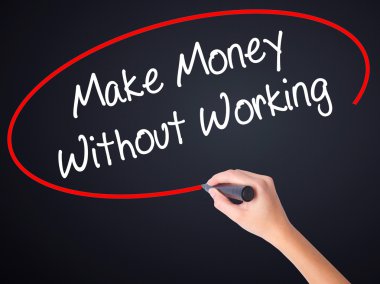 Kadın el yazma yapmak para olmadan çalışma üzerinde bir marker ile