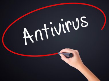 Kadın el yazma Antivirus şeffaf bo üzerinde bir marker ile