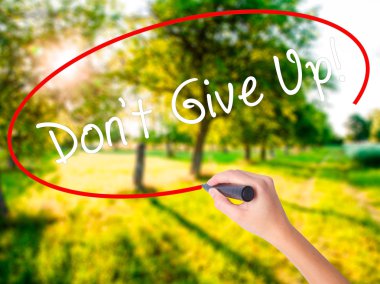 Kadın el yazma yok Give Up üzerinde şeffaf bir marker ile 