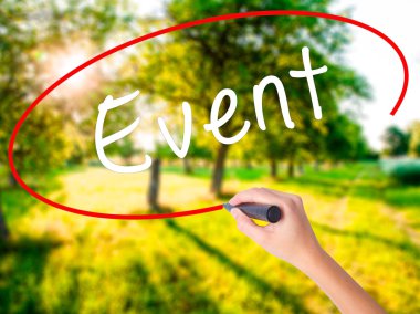 Kadın el yazma olay bir marker şeffaf kartı ile 