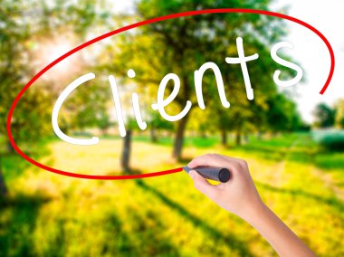 Kadın el yazma istemcileri bir marker şeffaf kartı ile 