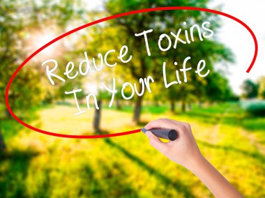 Kadın el yazma azaltın toksinler içinde Your Life üzerinde bir marker ile