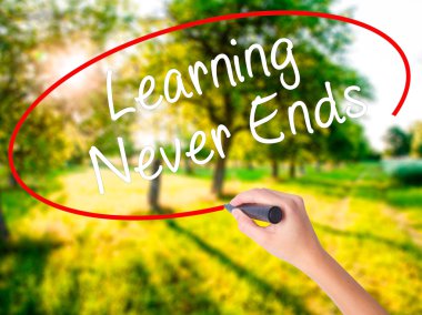 Kadın el yazma öğrenme Never Ends transp üzerinde bir marker ile