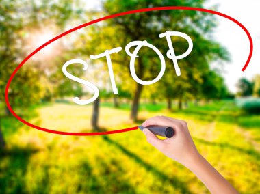 Kadın el yazma durdurmak bir marker şeffaf kartı ile .