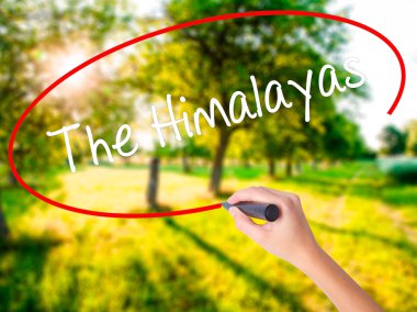 Kadın el yazma Himalayalar üzerinde şeffaf bir marker ile 