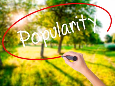 Kadın el yazma popülerlik şeffaf boa üzerinde bir marker ile