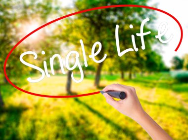 Kadın el şeffaf bo üzerinde bir marker ile tek yaşam yazma