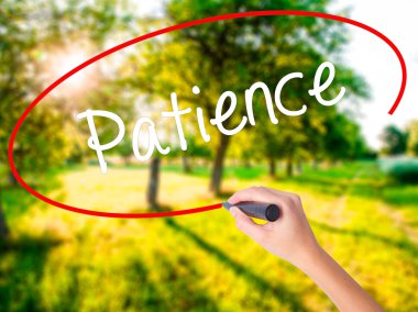 Kadın el yazma sabır bir marker şeffaf kartı ile