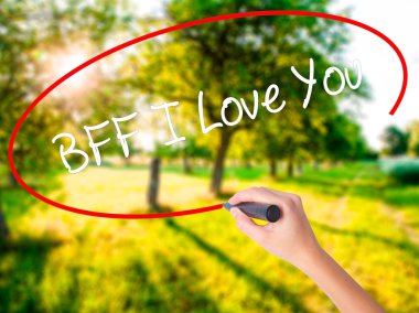 Kadın el BFF yazma bir marker ile üzerinde şeffaf seniseviyorum