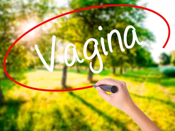 Mulher mão escrevendo Vagina com um marcador sobre placa transparente — Fotografia de Stock