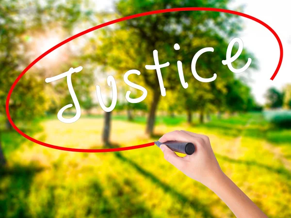 Vrouw Hand schrijven Justitie met een marker over transparante boord — Stockfoto