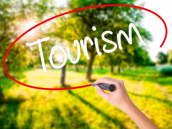 Woman Hand Writing Tourism con un marcador sobre tablero transparente — Foto de Stock