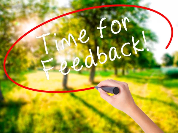 Woman Hand Writing Time for Feedback con un marcador sobre el transpar —  Fotos de Stock