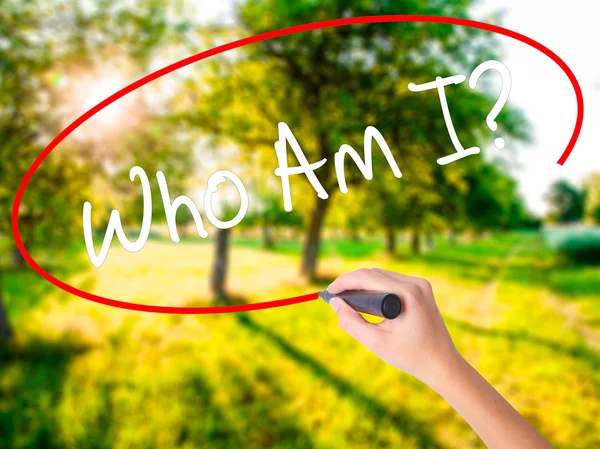 Wanita Menulis Tangan Who Am I? dengan penanda di atas celeng transparan — Stok Foto