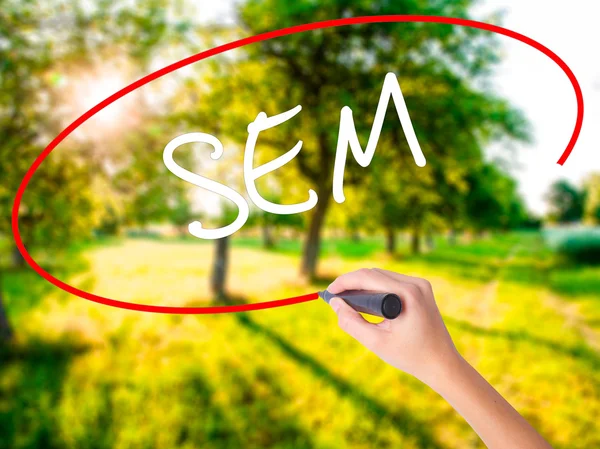 Kadın el yazma Sem (arama motoru pazarlaması) bir marker ile 