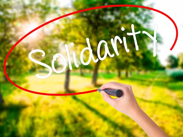 Woman Hand Writing Solidaridad con un marcador sobre bo transparente — Foto de Stock