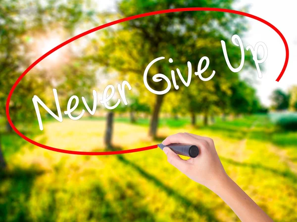 Kadın el yazma hiç Give Up üzerinde şeffaf bir marker ile 