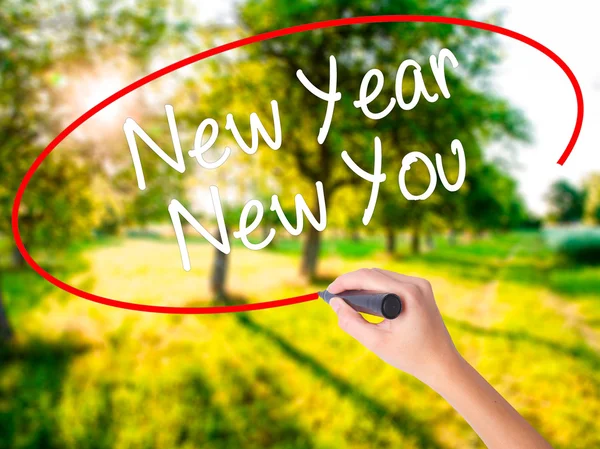 Жінка руки написання новий рік новий ви з маркером над transpare — стокове фото