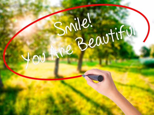 Mujer escritura a mano sonrisa! Usted es hermoso con un marcador sobre t — Foto de Stock