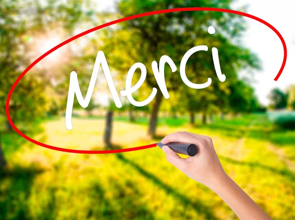 Mujer escritura a mano Merci (Gracias en francés) con un marcador ov —  Fotos de Stock