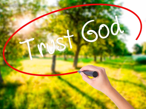 여자 손 글은 신뢰 하나님 투명 보아에 표시와 함께 — 스톡 사진