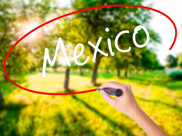 Donna mano Scrittura Messico con un pennarello su tavola trasparente — Foto Stock