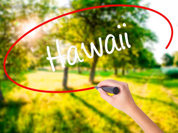 Kadın el yazma Hawaii bir marker şeffaf kartı ile — Stok fotoğraf