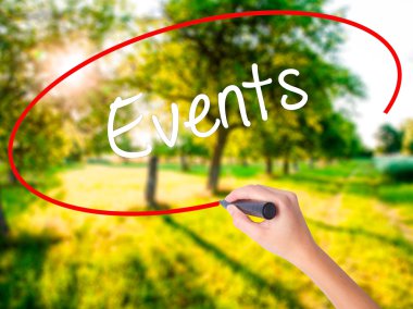 Kadın el yazma olayları bir marker şeffaf kartı ile 