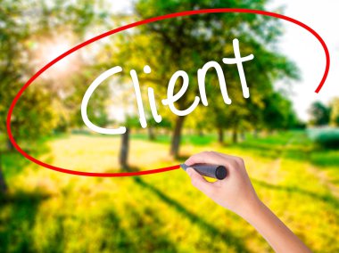 Kadın el yazma istemci bir marker şeffaf kartı ile 