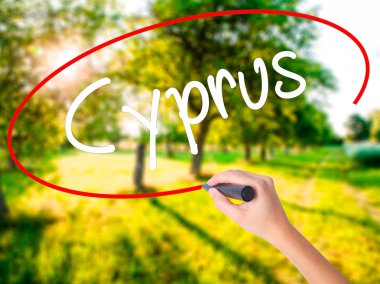 Kadın el yazma Kıbrıs şeffaf kartı bir marker ile 