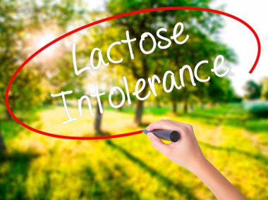 Kadın el yazma laktoz intoleransı transp üzerinde bir marker ile