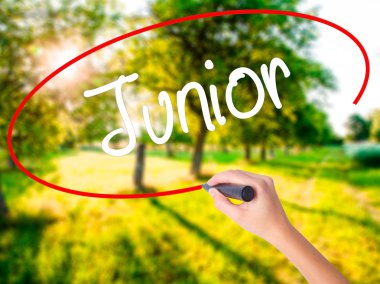 Kadın el yazma Junior şeffaf kartı bir marker ile 
