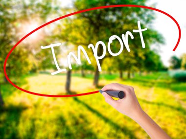 Kadın el yazma alma şeffaf kartı bir marker ile 