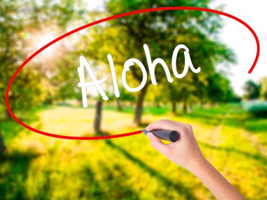 Kadın el yazma Aloha şeffaf kartı bir marker ile 