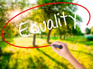 Kadın el yazma eşitlik şeffaf domuz üzerinde bir marker ile