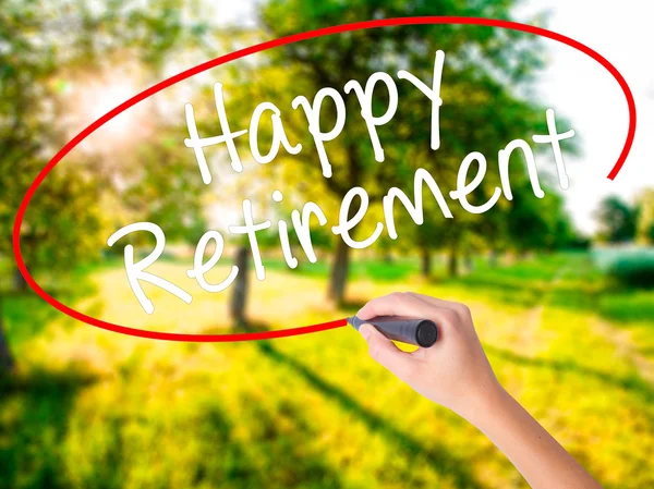 Frau schreibt glücklichen Ruhestand mit einem Marker über Transpat — Stockfoto