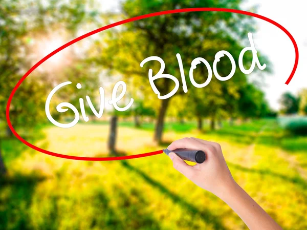 Kvinna Hand skriftligen ge blod med en markör över transparent bo — Stockfoto
